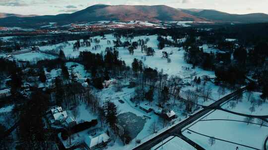 以小屋为中心的外旋，冬季景观装饰有雪景，