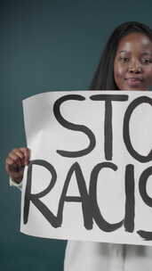 美丽的黑人女孩举着抗议标志停止种族主义