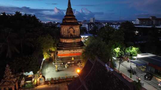 泰国清迈古城罗摩利寺航拍城市夜景风光