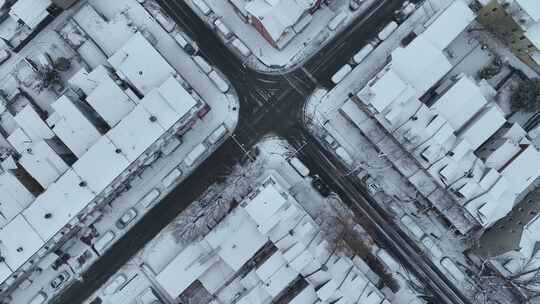 暴风雪后，美国城市十字路口被积雪覆盖。n