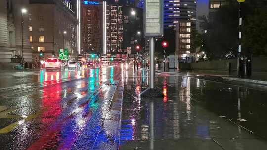 伦敦市中心的雨夜