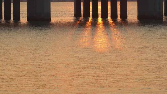 海水桥墩夕阳光束