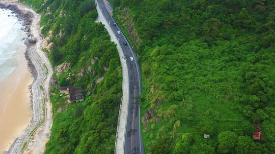 汽车行驶在沿海山路