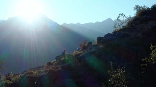 一名青年登山山顶