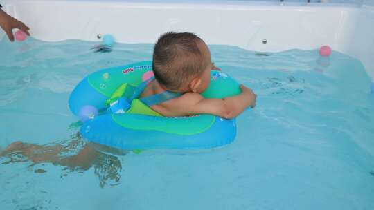 婴儿游泳  游泳池玩水
