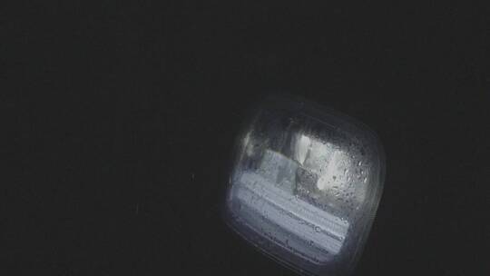 volg雨中车灯镜头视频素材模板下载