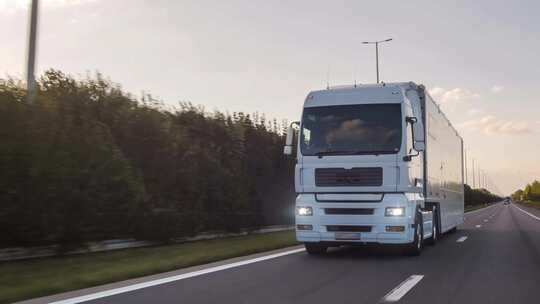 行驶在高速公路上的白色卡车视频素材模板下载