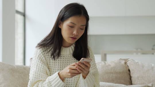 女人手里拿着智能手机查阅感到惊喜