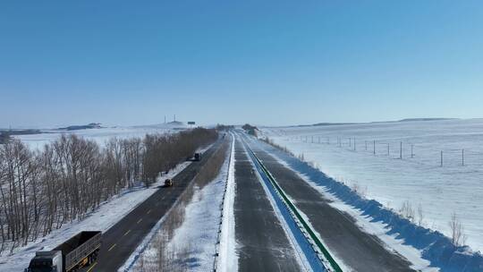 高速公路国道行驶的汽车风吹雪白毛风