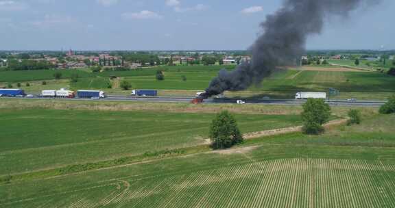 高速公路空中燃烧的汽车开始堆积交通