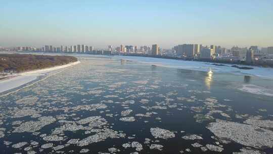 松花江佳木斯段封江流冰景观