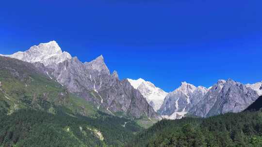 航拍贡嘎山区南门关沟爱德嘉峰雪山群峰风光