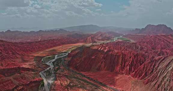 色彩艳丽的山峰