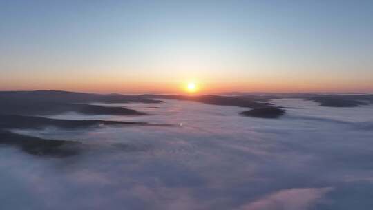 大兴安岭黎明山川云海日出