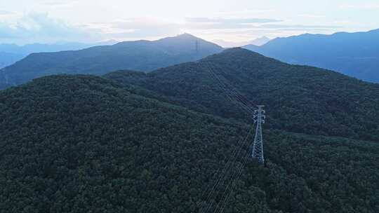 夏季山顶森林与高压线输电线路