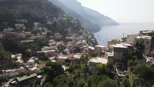 意大利波西塔诺彩色别墅的空中视频，悬崖边