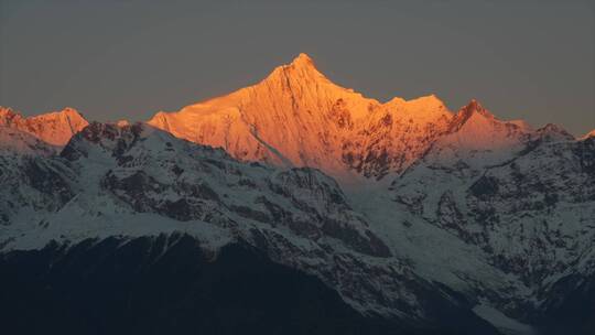 梅里雪山日照金山超清延时摄影视频