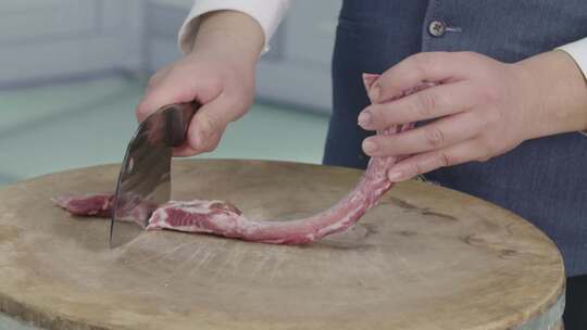 厨师用刀切生肉的烹饪过程