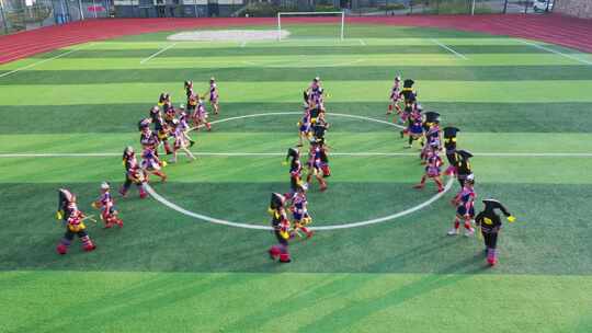 小学生表演布依族传统舞蹈