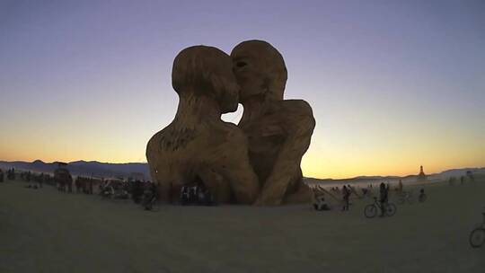 沙漠中的艺术雕像时间流逝