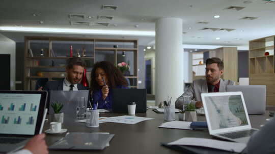 多种族同事团队在办公室一起工作头脑风暴商视频素材模板下载