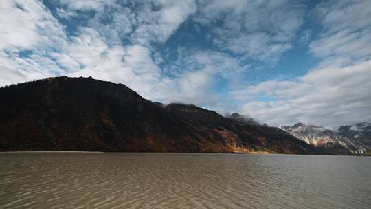 高原湖水视频藏区然乌湖山川湖泊云层变化