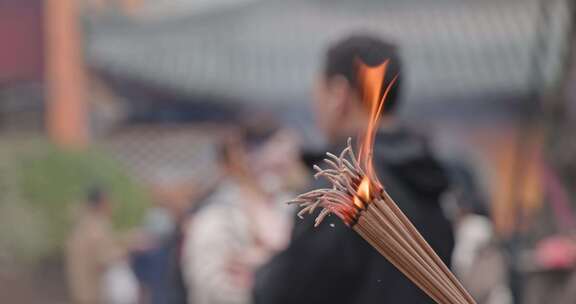 寺庙佛堂香炉点香祈福燃烧香特写