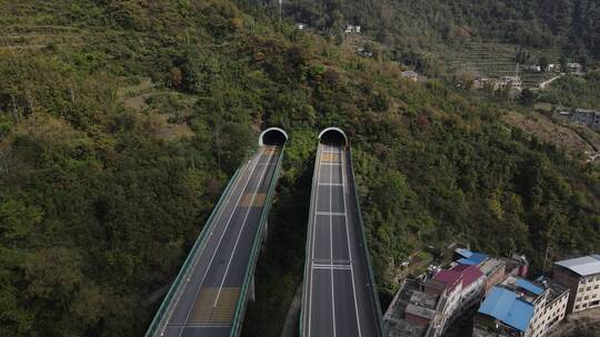 山间高速公路隧道入口航拍