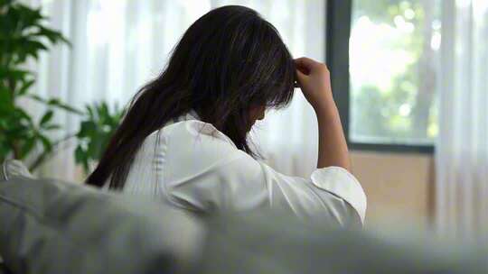 女人孤独烦恼焦虑情绪