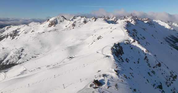 航拍雪山滑雪场