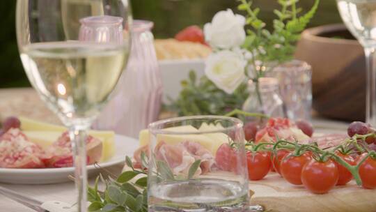 把焦点从露天餐桌上的镜头分散到一杯白葡萄酒上视频素材模板下载