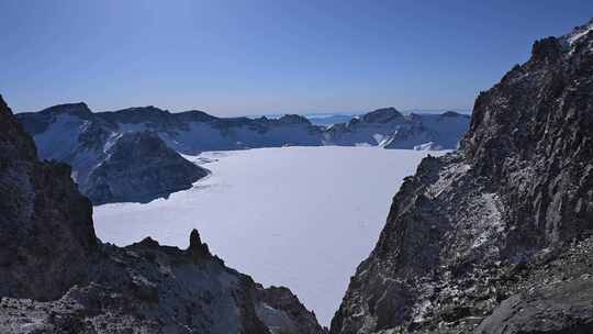 山间俯瞰广阔雪湖的壮观景象