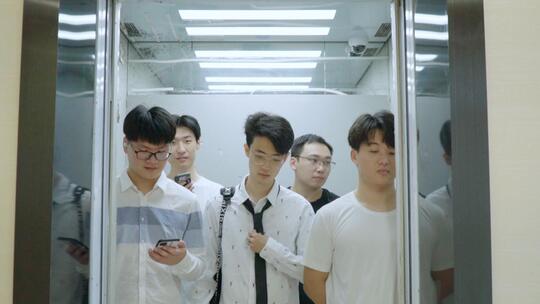 一群人乘电梯视频素材模板下载