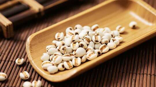 木盘盛放薏米特写素材