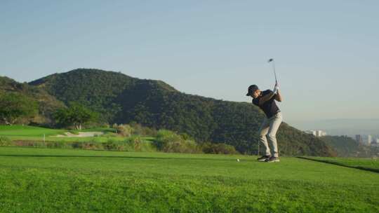 高尔夫球手在高尔夫球场打球视频素材模板下载