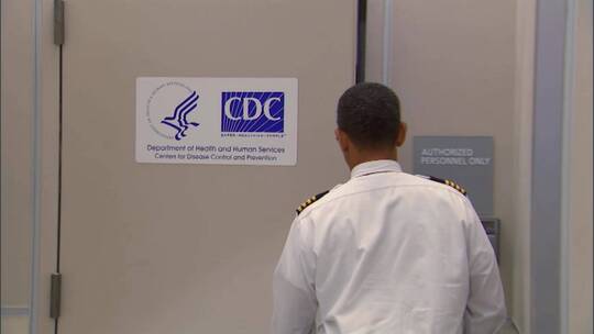 疾控中心官员抵达机场隔离设施以控制传染病