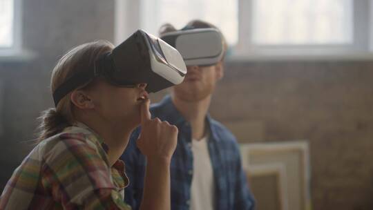 夫妻体验VR技术视频素材模板下载