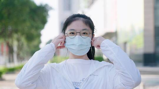 疫情结束女孩取下口罩自由呼吸4k视频