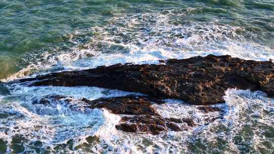 海浪拍打岩石的壮观景象