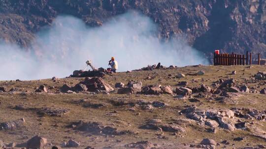 在基拉韦厄火山边缘研究视频素材模板下载