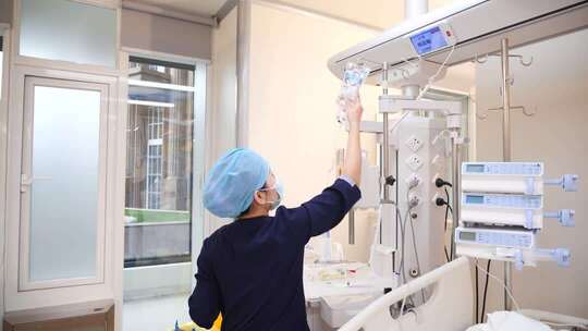 忙碌的医生和就医的患者