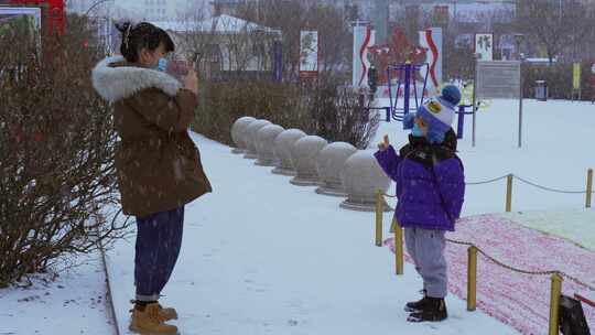 城市街道人文下雪雪景视频素材模板下载