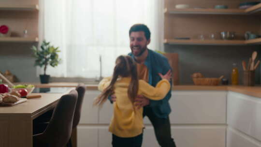 父母爸爸在厨房抓小孩小女孩跑快点跑向父亲视频素材模板下载