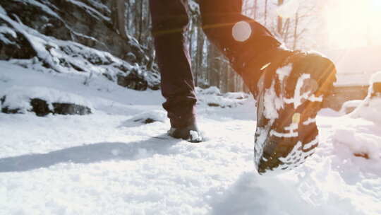 慢镜头雪地里行走徒步旅行