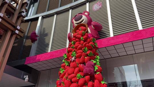 济南泉城路草莓熊瀑布，五菱宏光mini新能源视频素材模板下载