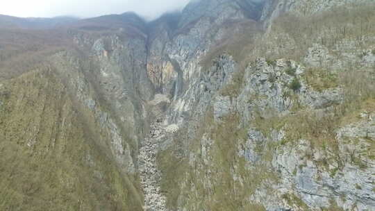 朱利安阿尔卑斯山特里格拉夫国家公园博卡瀑布的鸟瞰图。