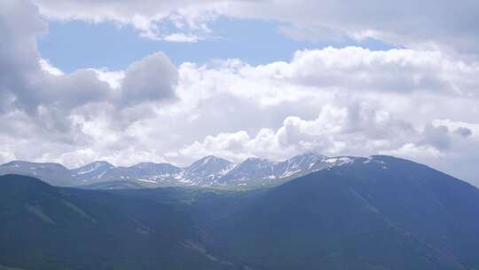 新疆北疆阿勒泰喀纳斯夏天雪山山脉自然风景