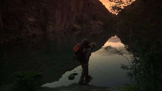 游客在山湖中洗澡