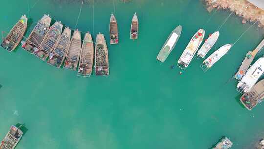 航拍海洋港湾渔船成排城市渔业码头船舶休渔