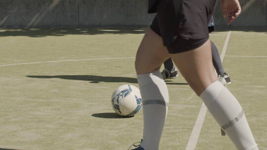 足球运动员在足球场踢足球视频素材模板下载